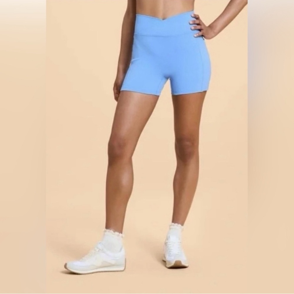 blogilates crisscross scrunch bike shorts blue size Medium pockets ruched booty